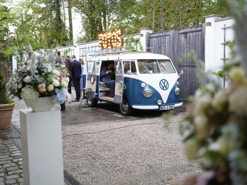 Bulli mit FOTOS-Schild bei einer Hochzeit