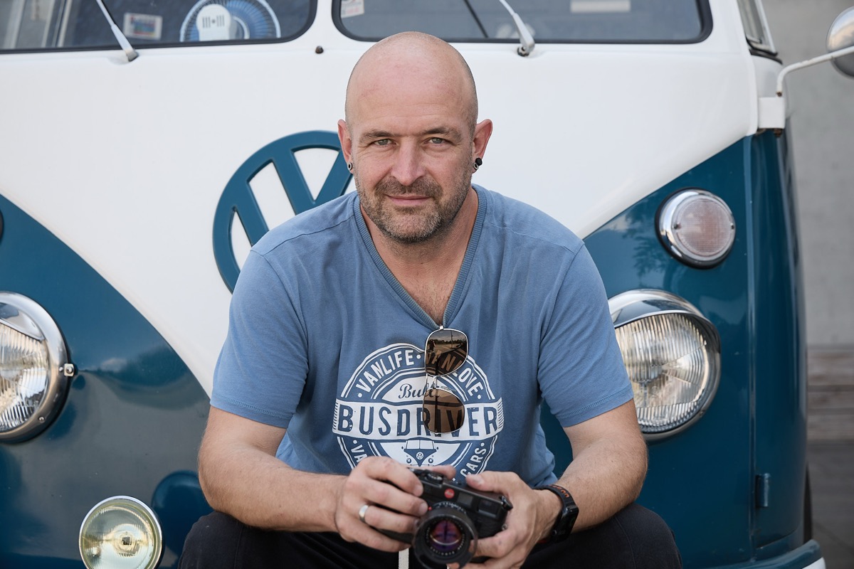 Jonas Ziegler mit Kamera vor dem Bulli